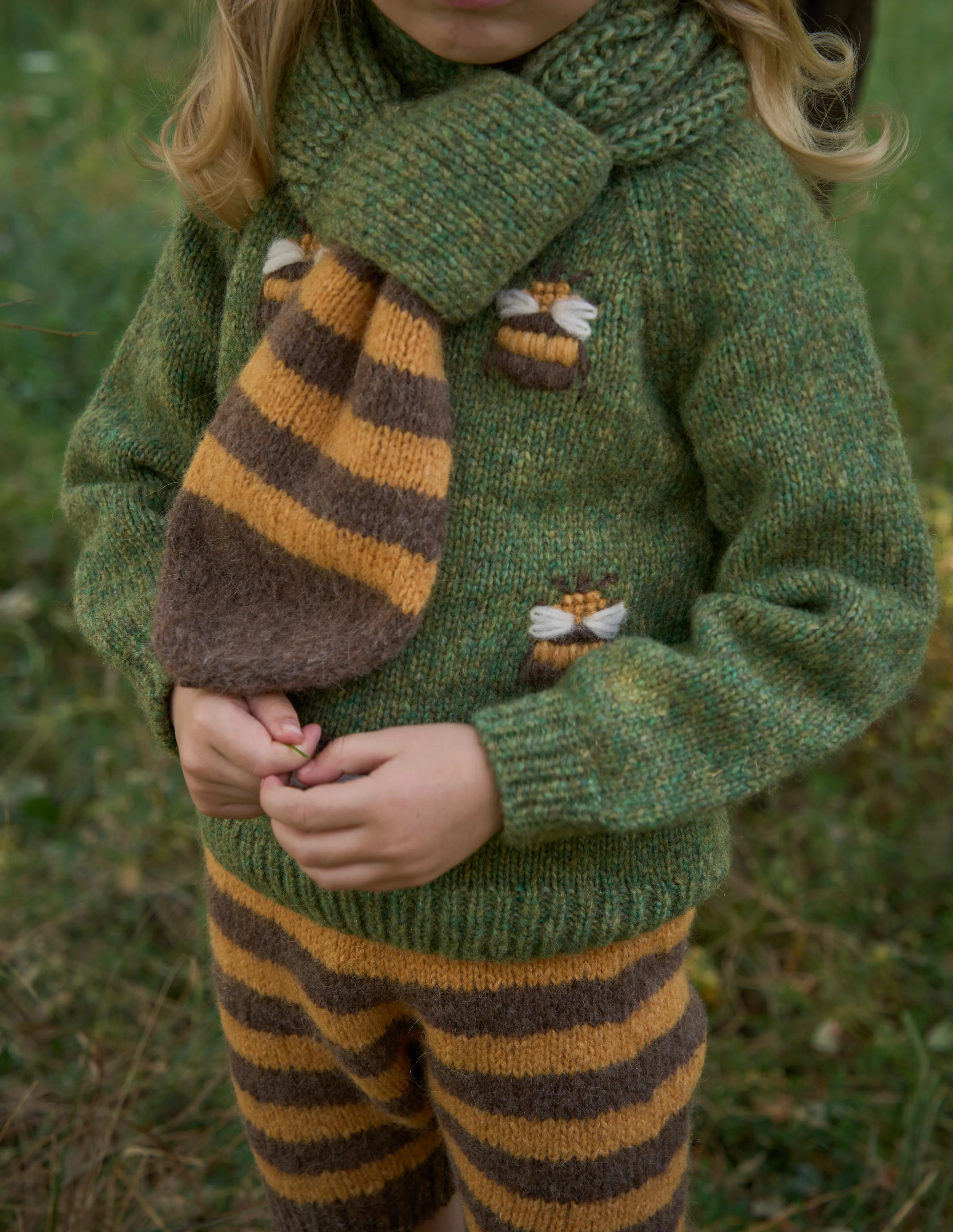 Bee Scarf | Moss Green