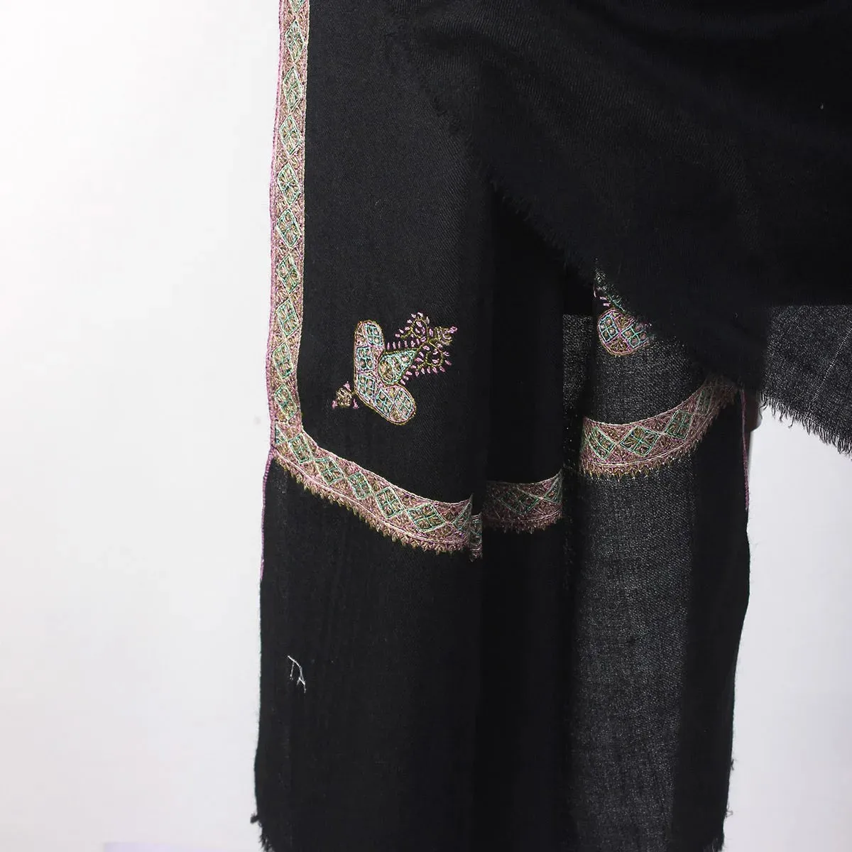 Black sozni Embroidered Hashidaar Pashmina Shawl