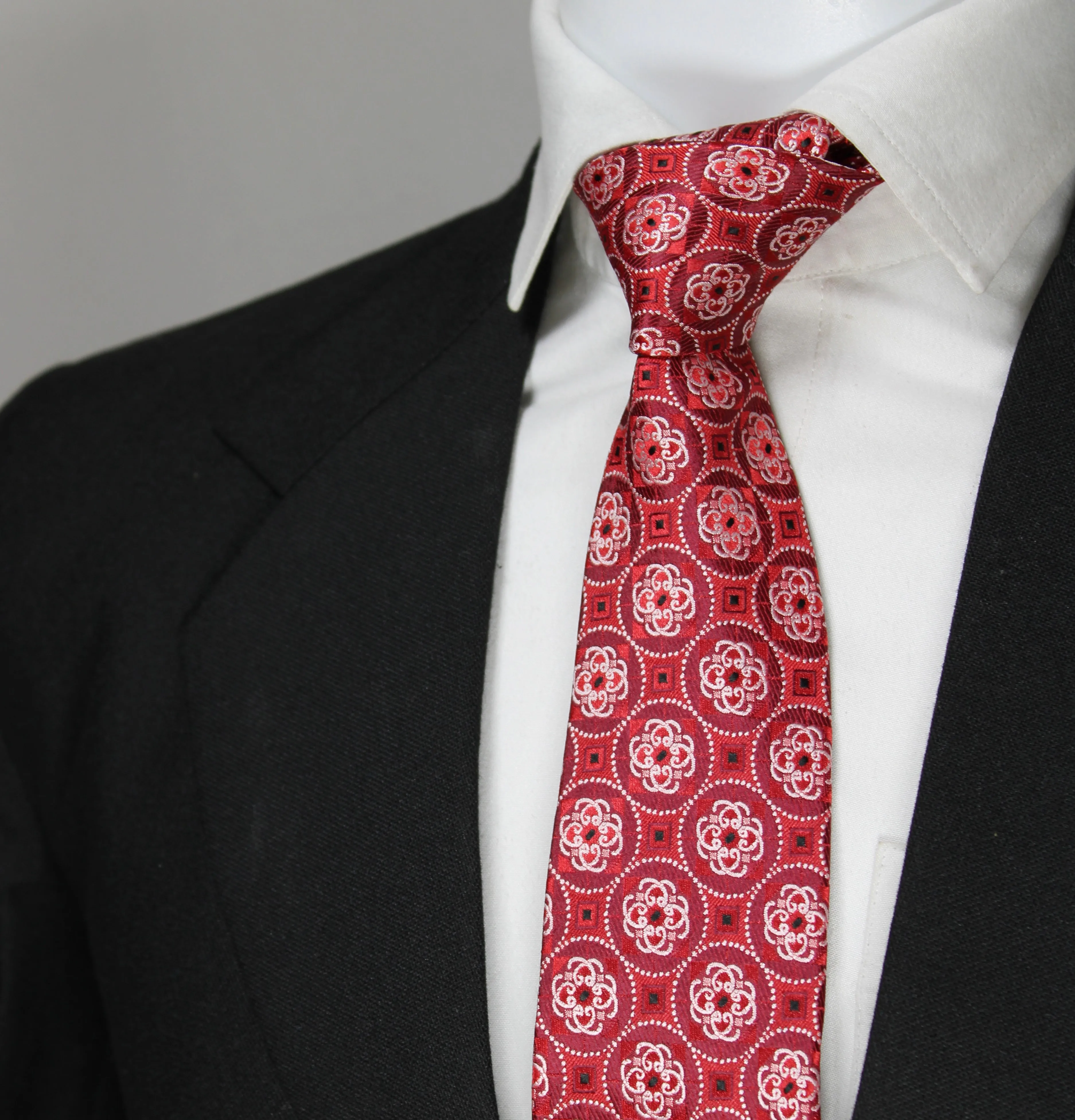 Elegant Red Geometric Patterned Tie & Pocket Square