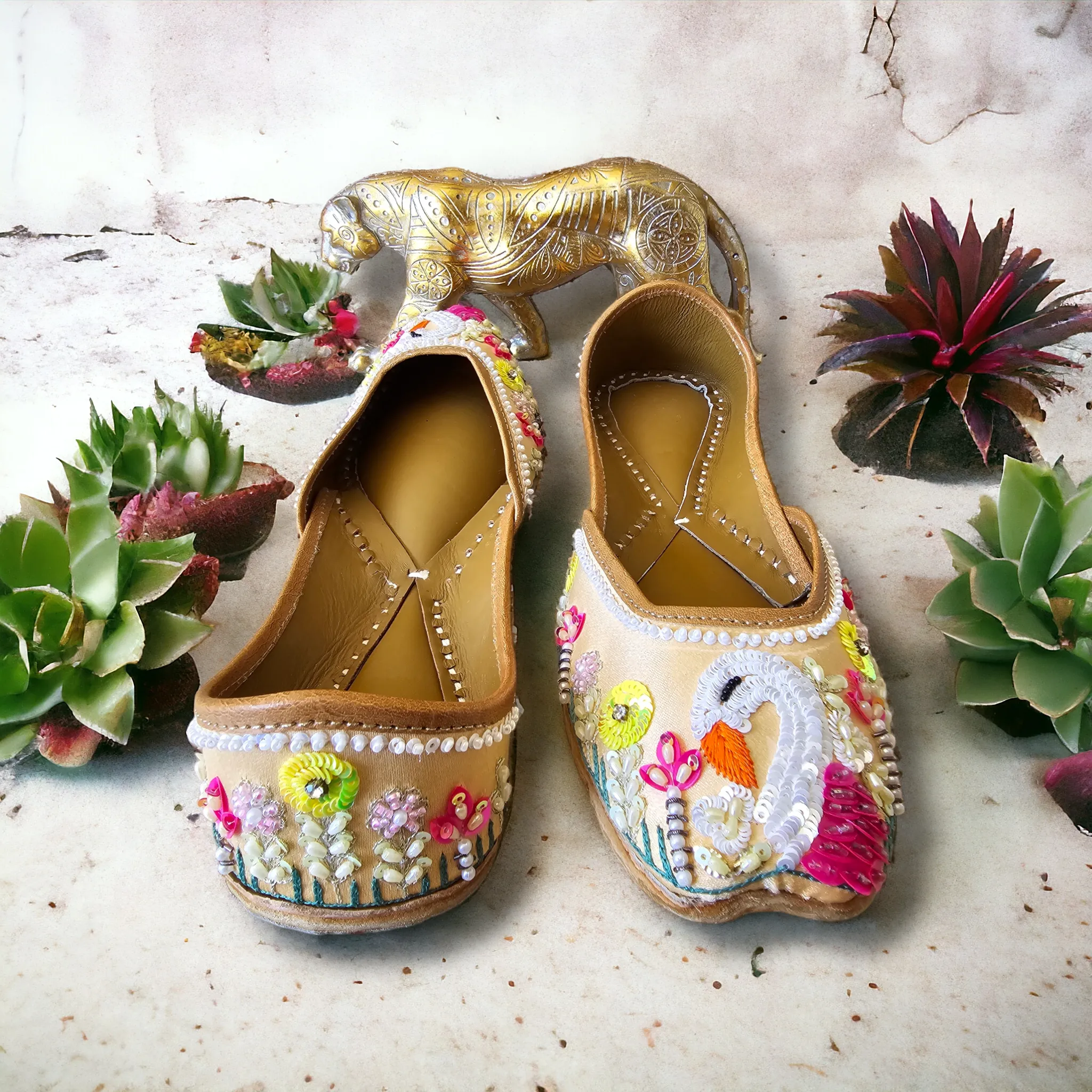 ENCHANTED SWAN JUTTI