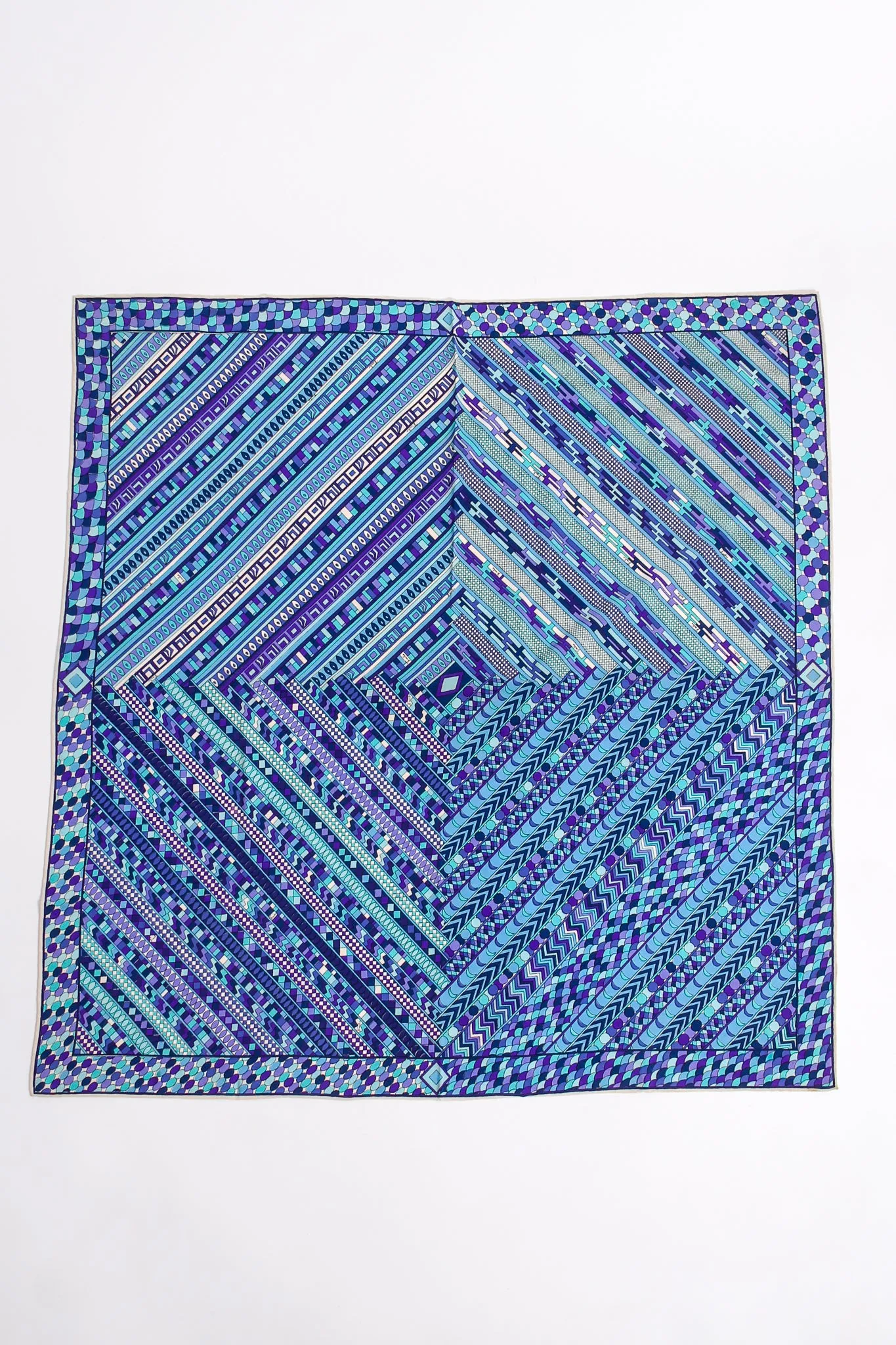 Geometric Diamond Print Scarf