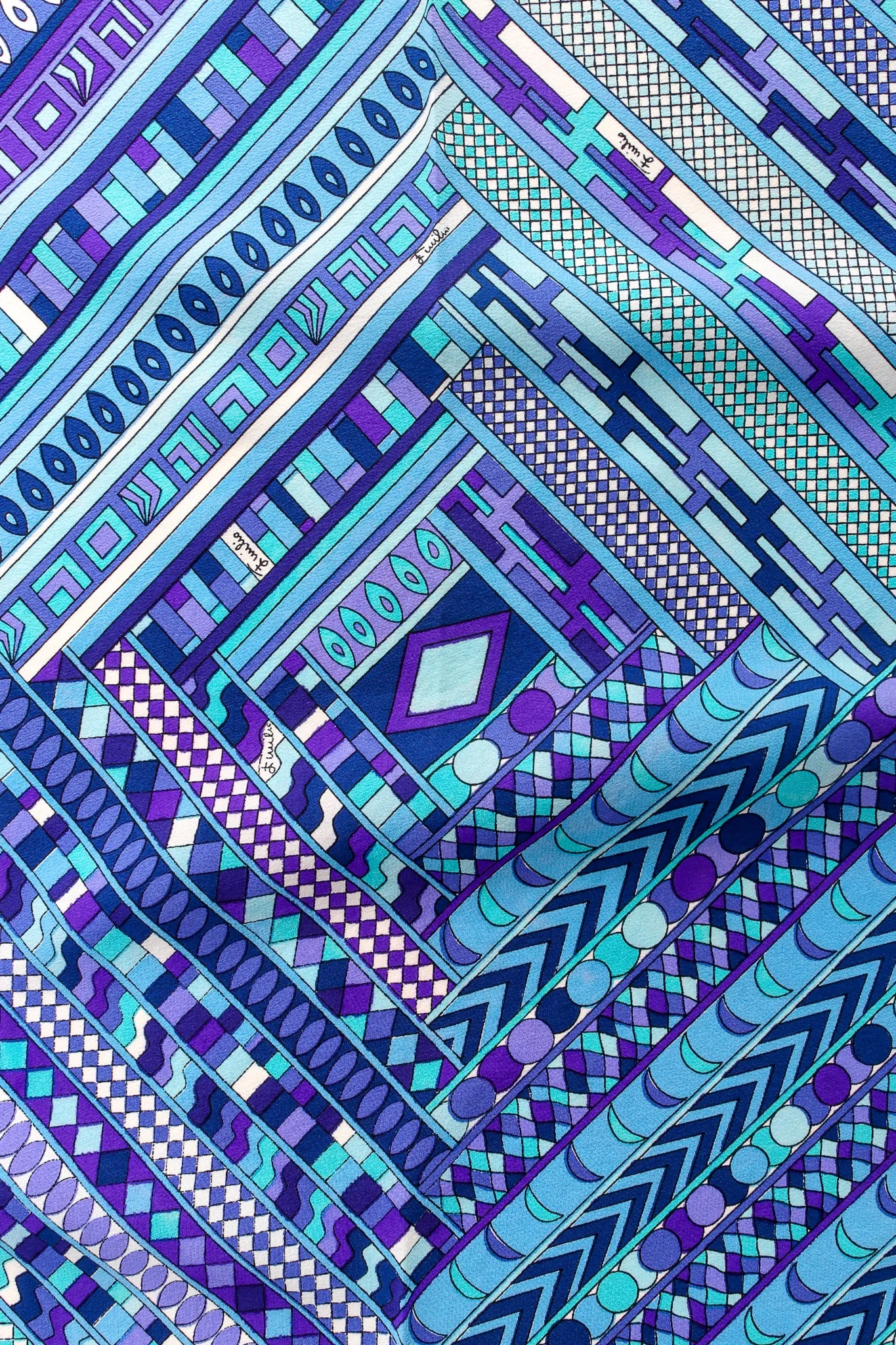 Geometric Diamond Print Scarf