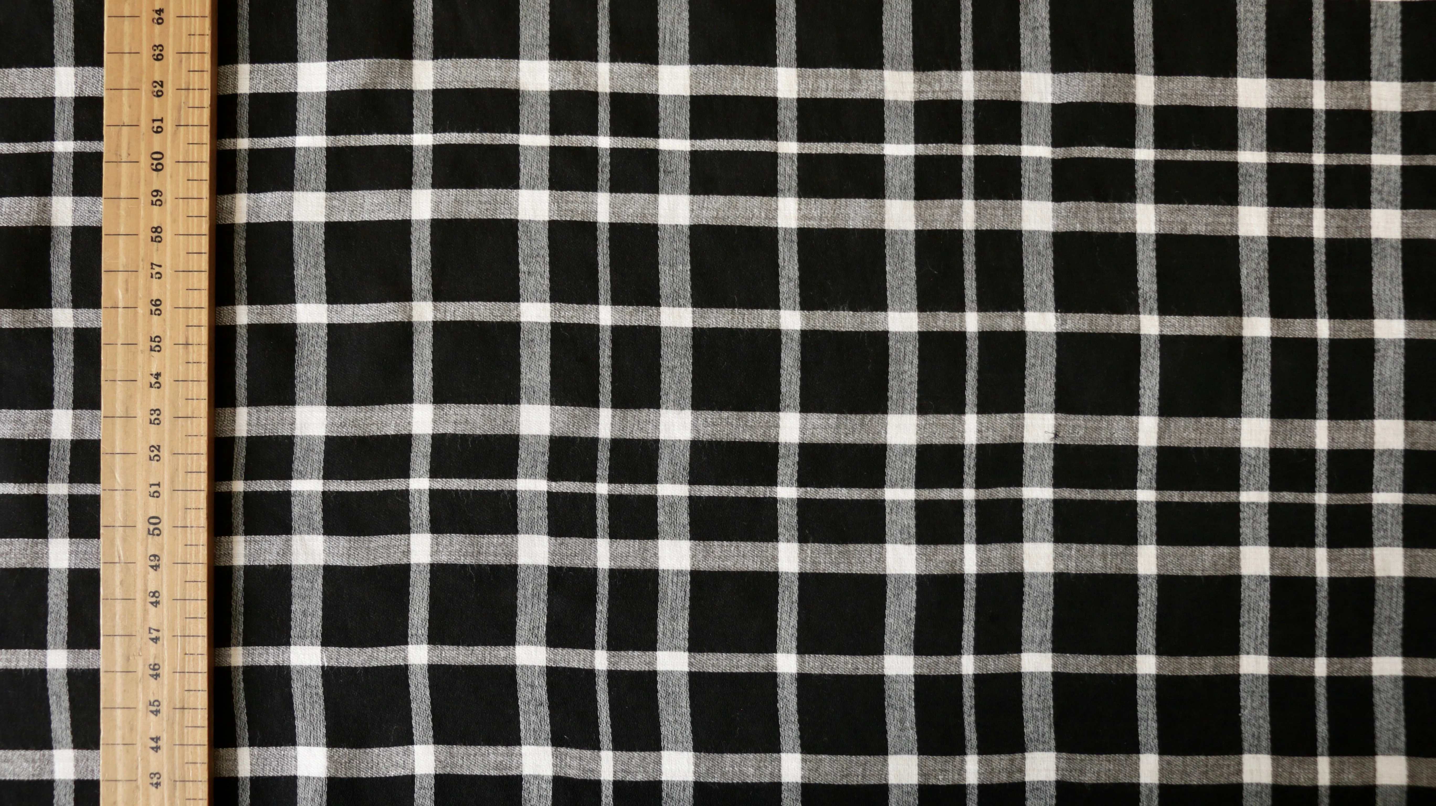 REMNANT 0.80m x 1.50m - SYNTHETIC LAWN - Black and white check design