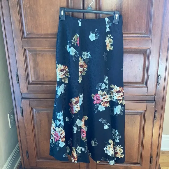 Women’s NWTpetite silk floral skirt Jones New York